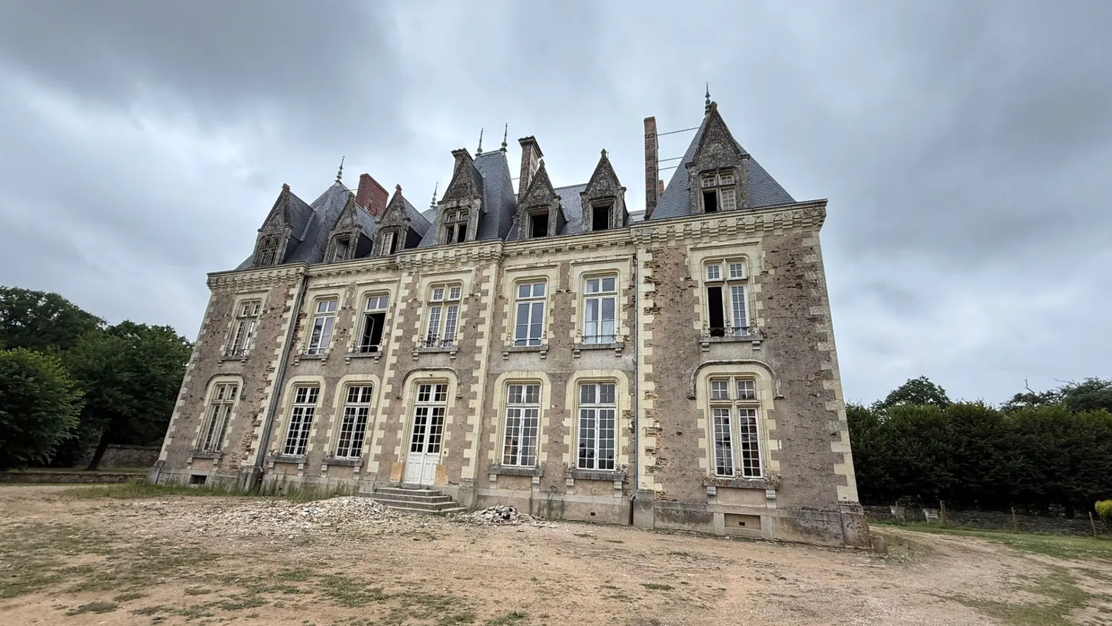 Castel renovat — fotografia lucrării, înainte și după retuș
