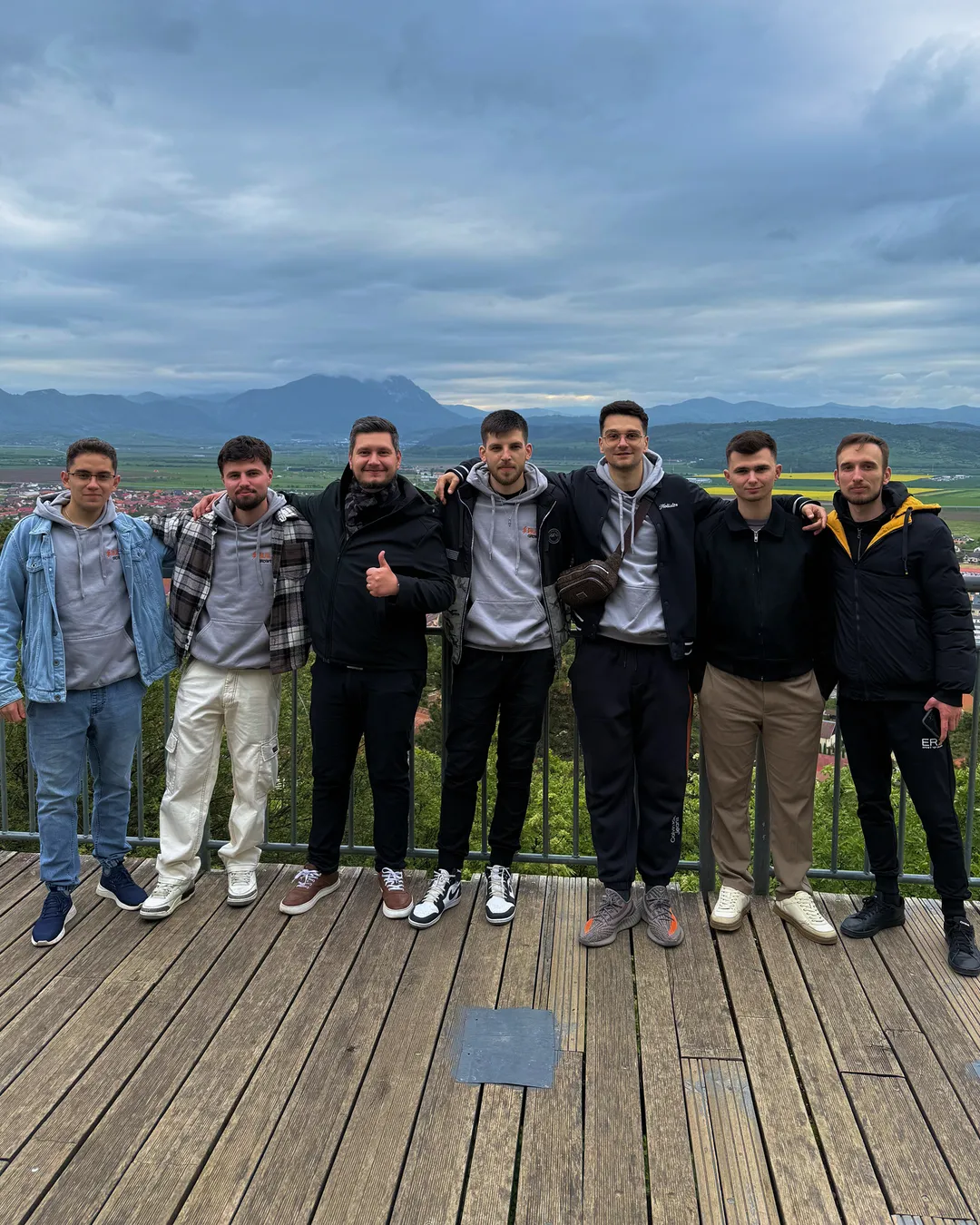 Echipa BuildBuzz, la un punct de belvedere în munți