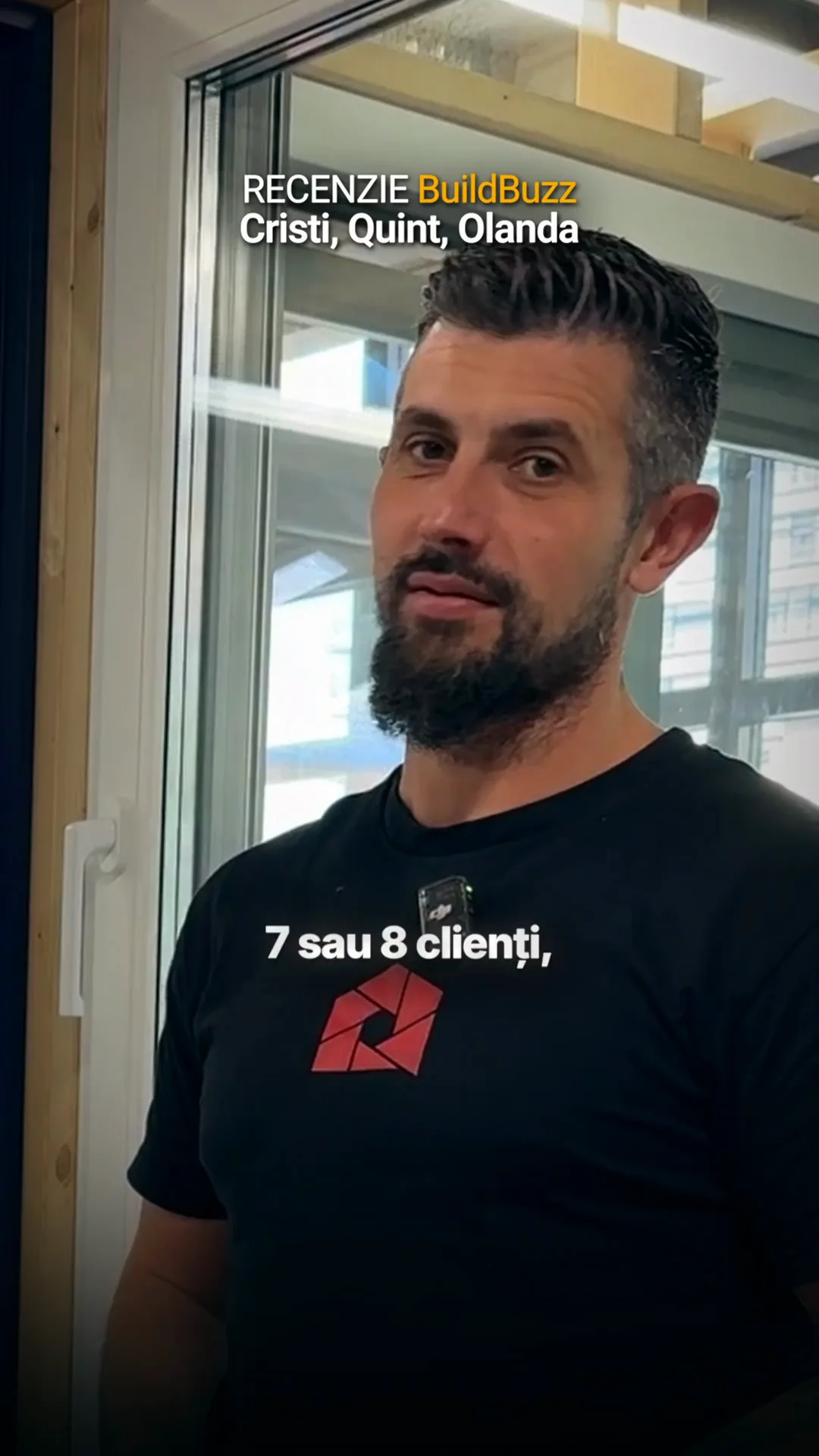 Kris, de la Quint Kozijnen, filmat în showroom lângă o fereastră montată, povestind despre cei 7-8 clienți dintr-o singură lună